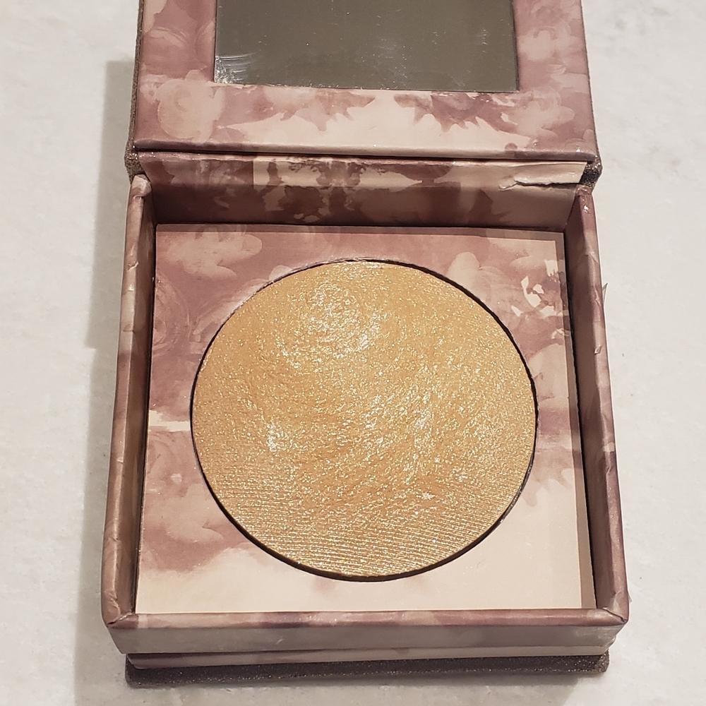 Urban Decay "Luminous" Naked illuminated Shimmering Powder for face & body.